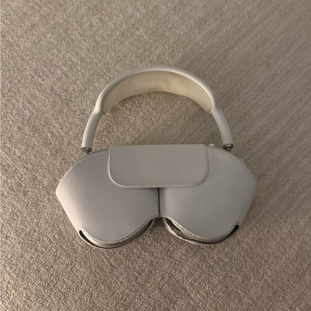 Apple Airpods Max with charging case